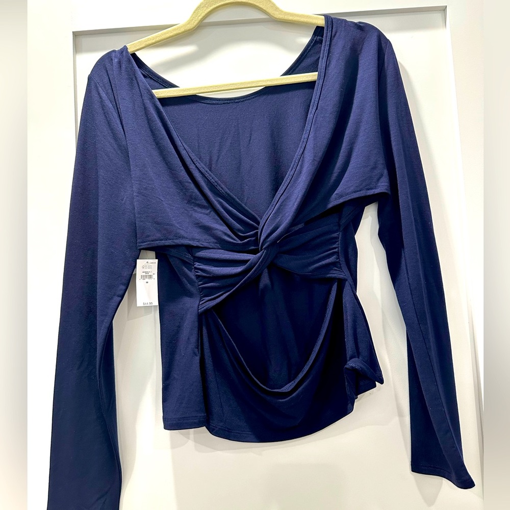 Gap body active long sleeve cut out back workout top medium